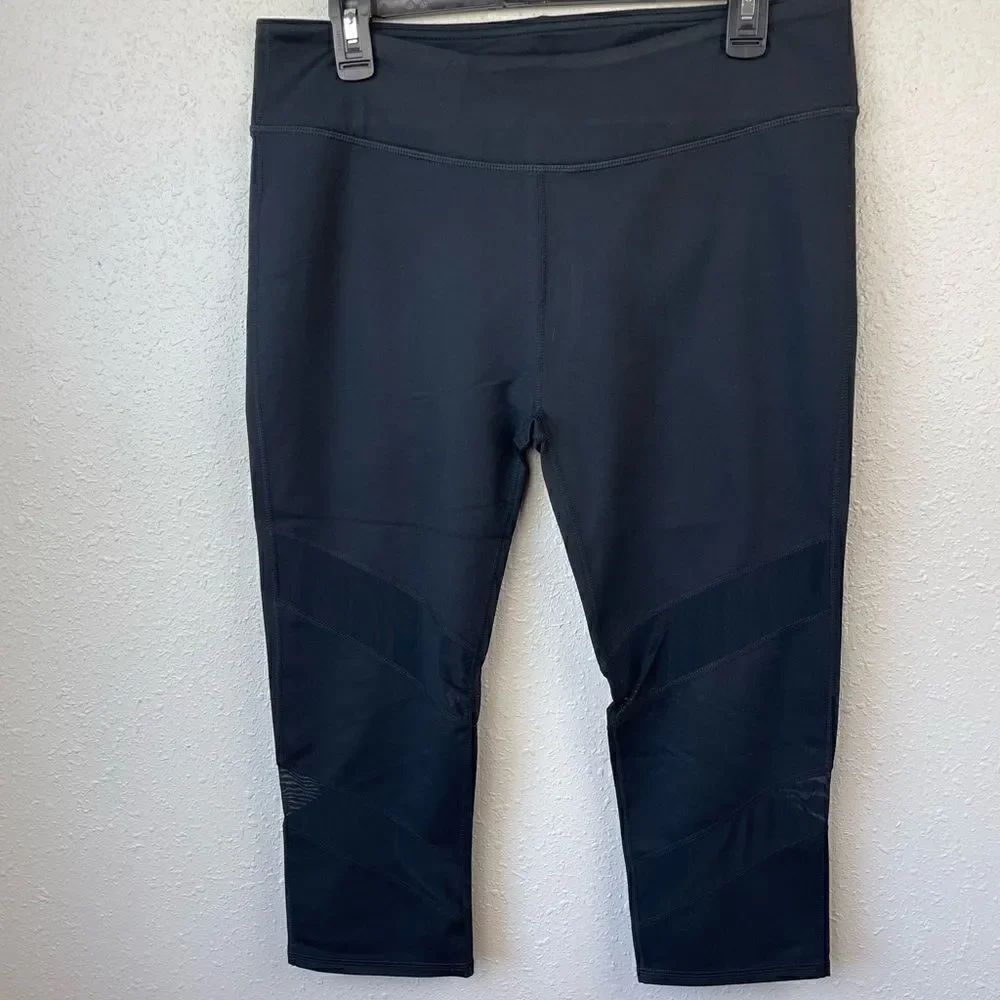 NWT Fabletics Black Cropped Athletic Leggings Size L